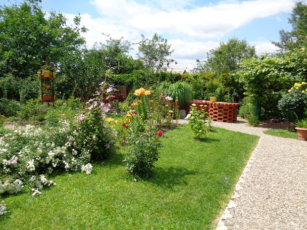 Widok na działkę od wejścia.