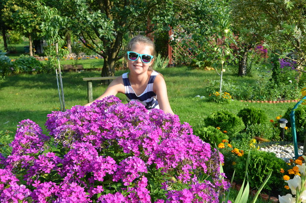 Wnuczka Sandra z pachnącymi floksami