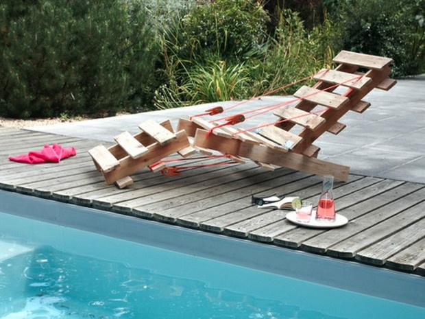 Wzbogacenie przybasenowego tarasu meblami z europalet Źródło: www.revedecor