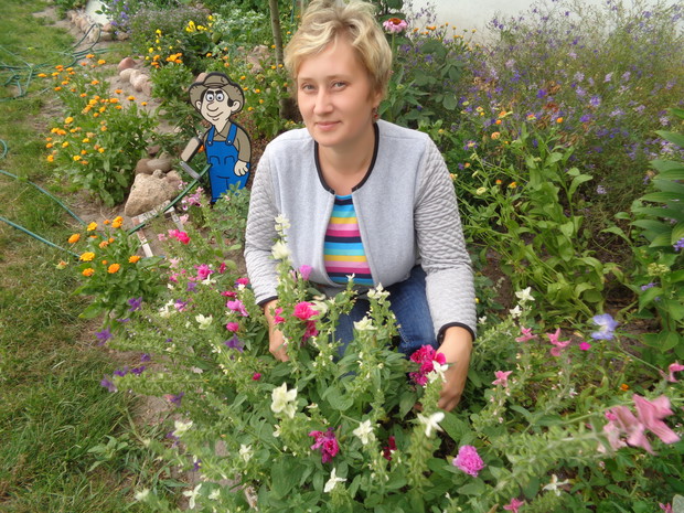 Zenek pomaga w podlewaniu.