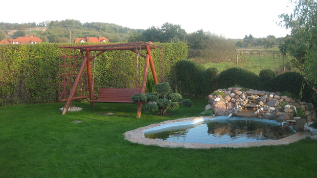 Huśtawka i oczko wodne