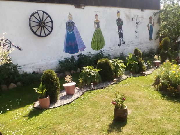 Malowidla ścienne wśród zieleni
