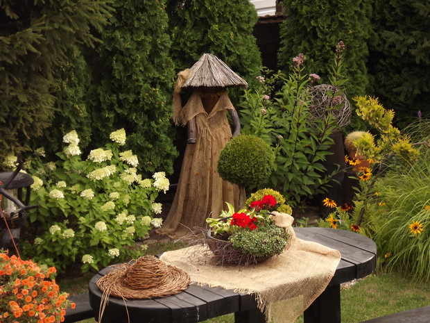 Nierozpoznawalna w sukni z juty. 

 