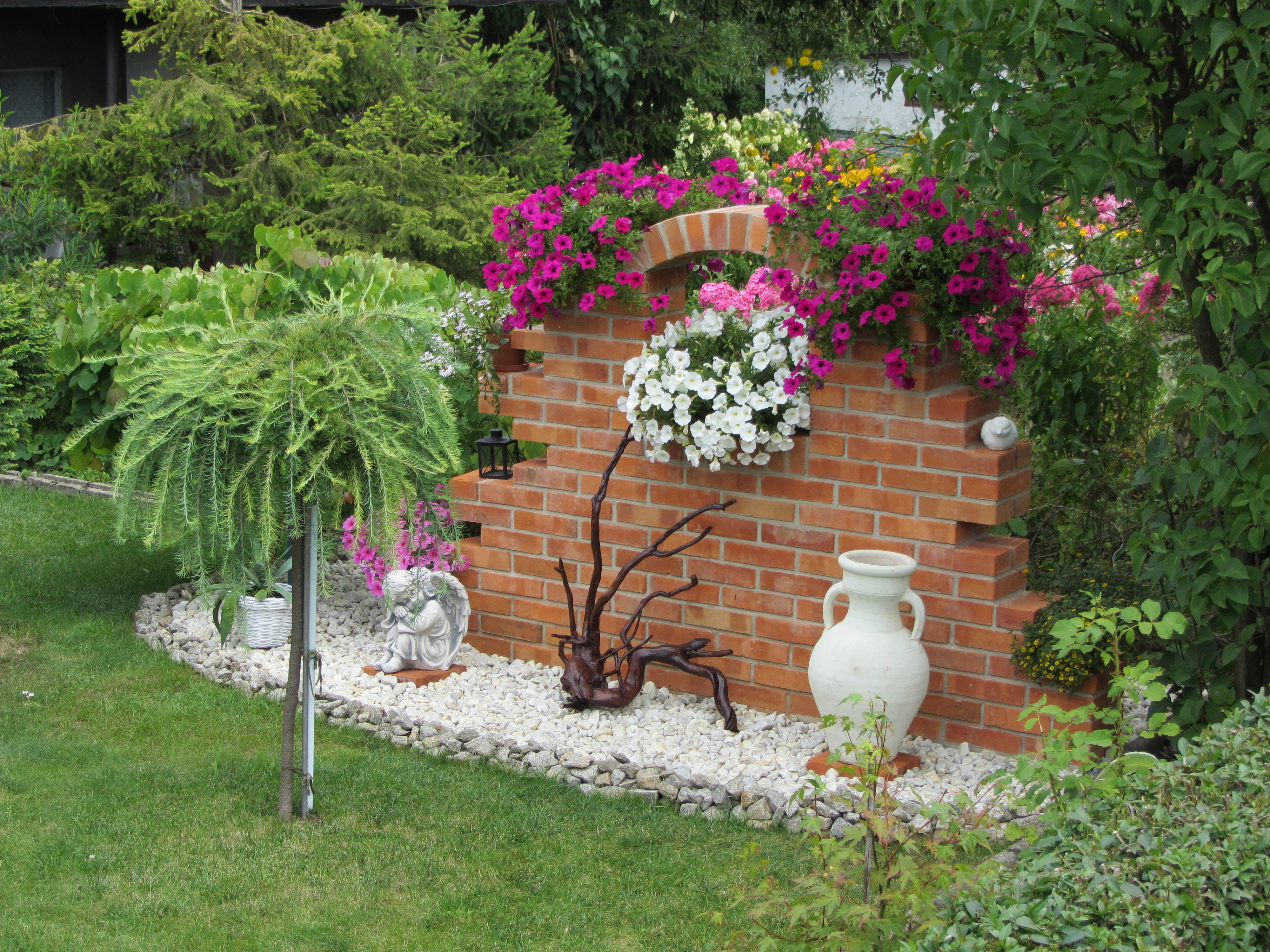 ozdobny murek z czerwonej cegły