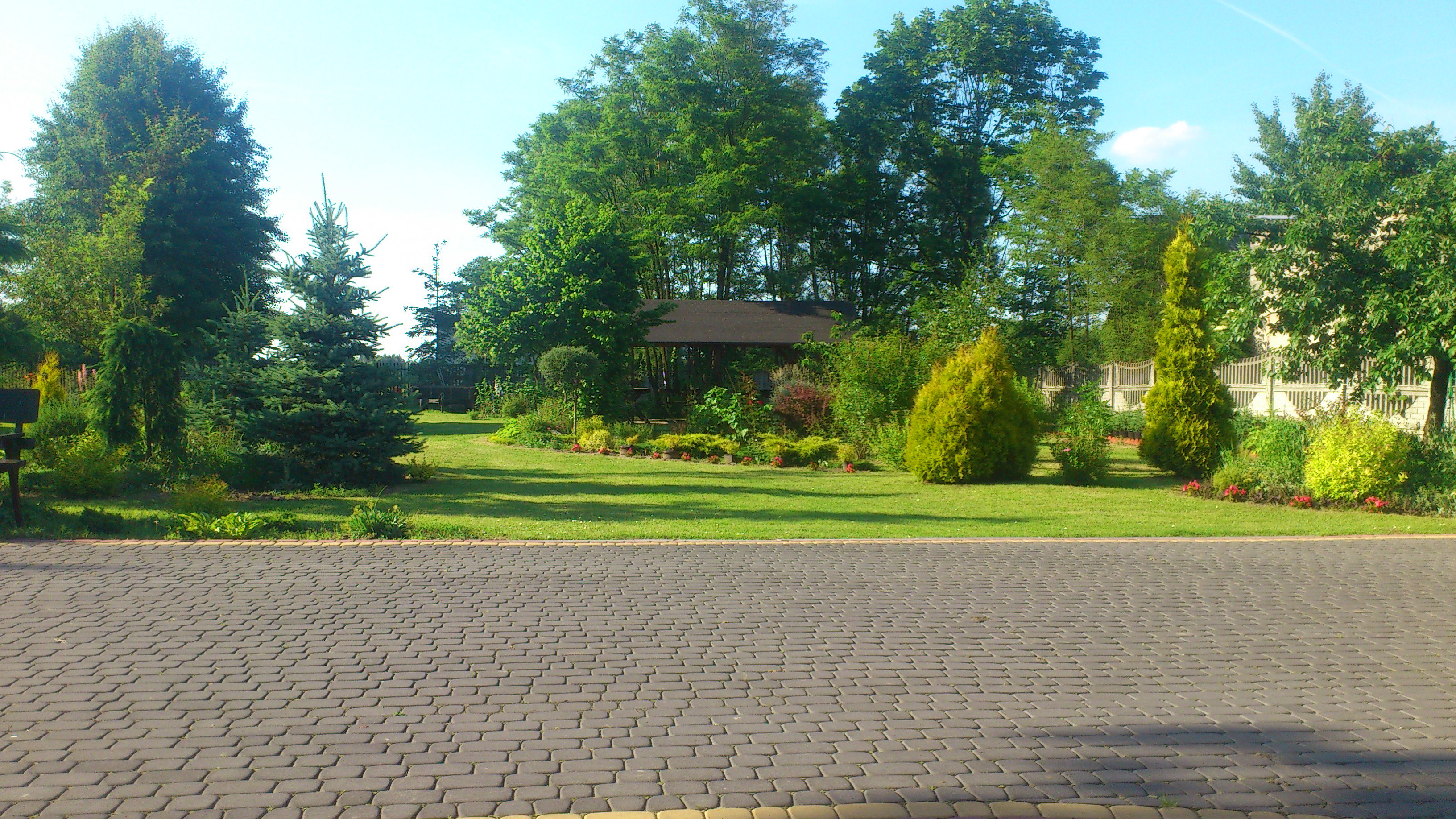 Perspektywa na altanę z tyłu domu 