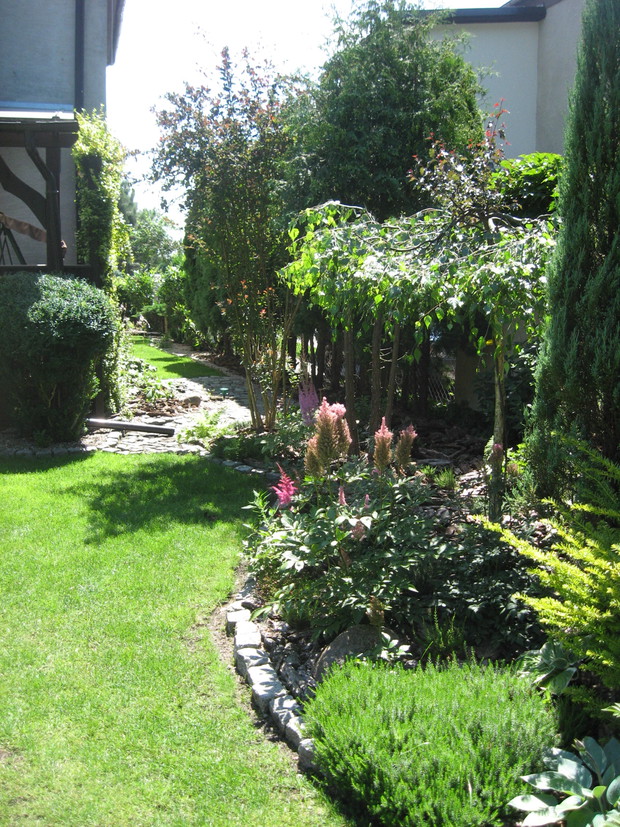 Przejście z boku domu