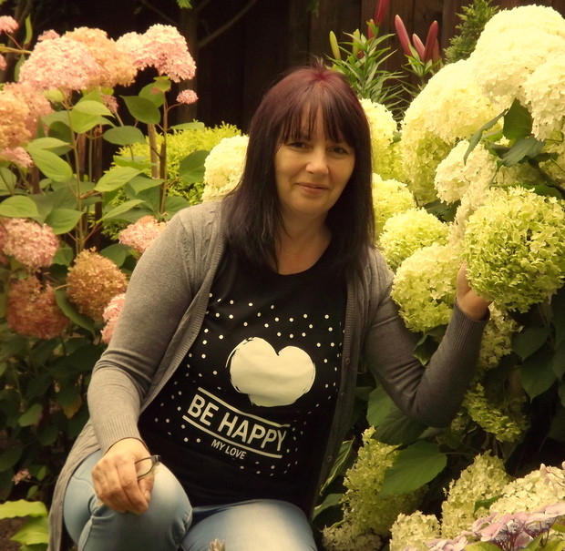 Przy moich ukochanych hortensjach -  Praca w ogrodzie jest cudownym lekiem dla
ciała, ale przede wszystkim dla duszy.