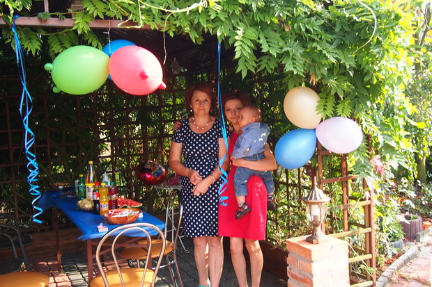 Przygotowania do pierwszych urodzin Kubusia w ogrodzie