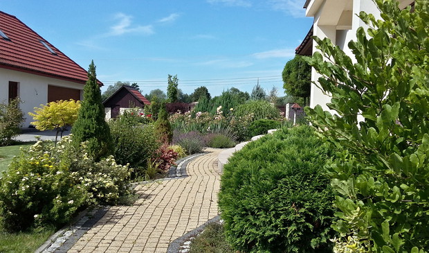 Rabaty przed wejściem do domu