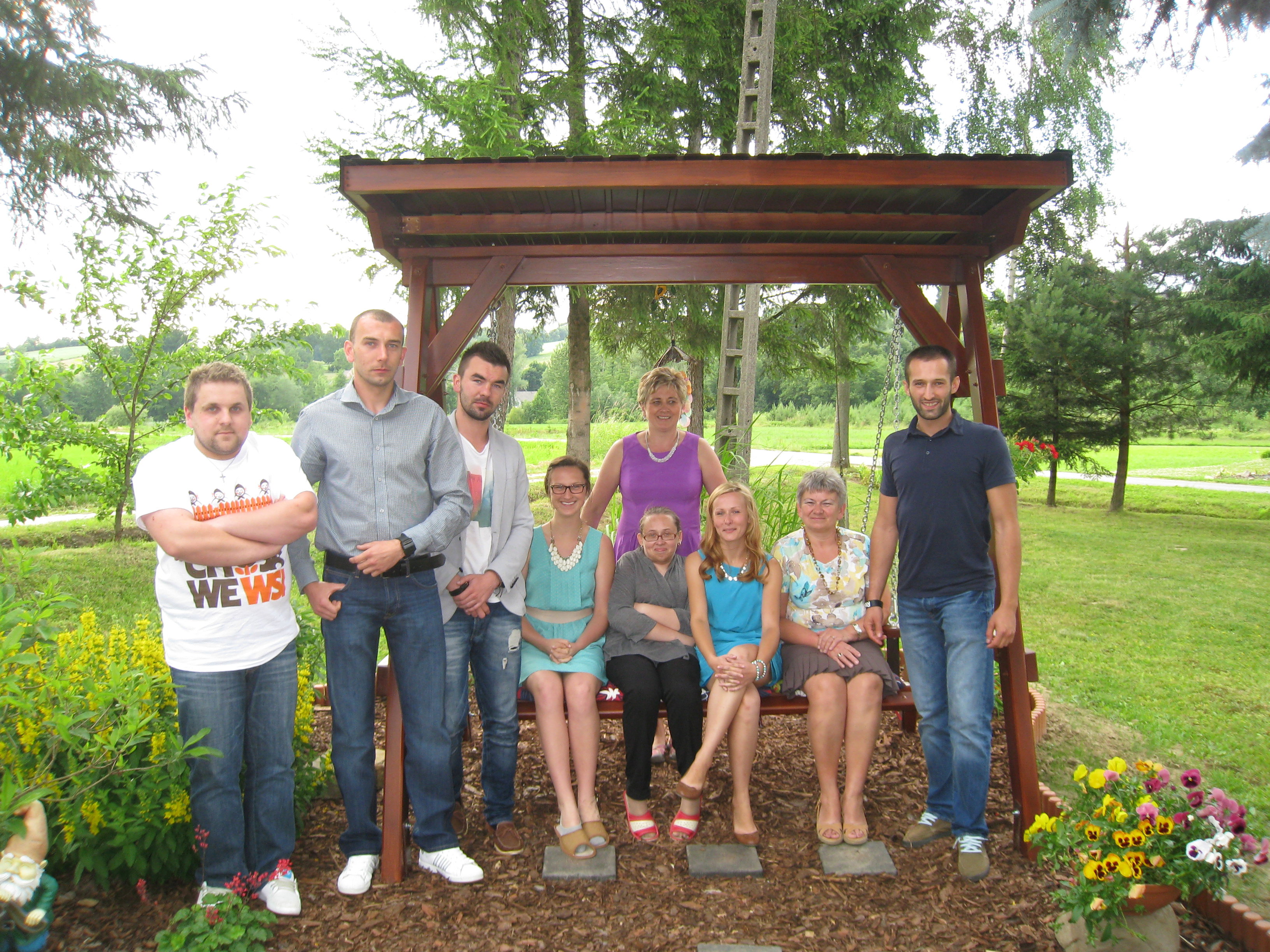 rodzinne spotkanie na rodzinnej huśtawce