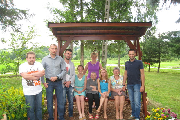 rodzinne spotkanie na rodzinnej huśtawce