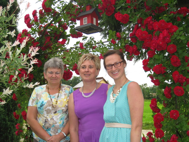 rodzinnie przy róży, która zachwyca wszystkich :)