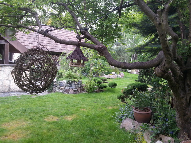 ścieżki ułożone z kamienia, przerastane trawami i mchem dobrze wpisują się w ogród naturalny.