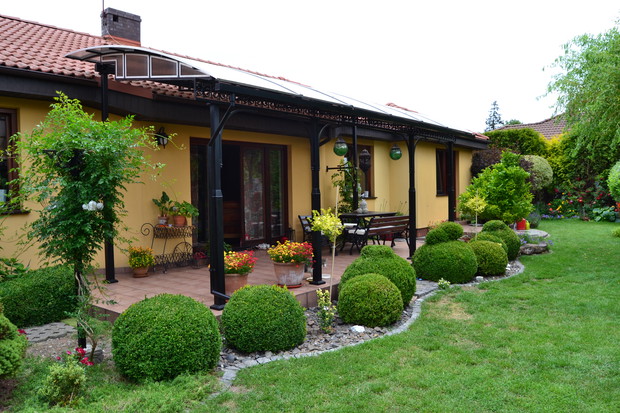 Taras i kule z bukszpanów.