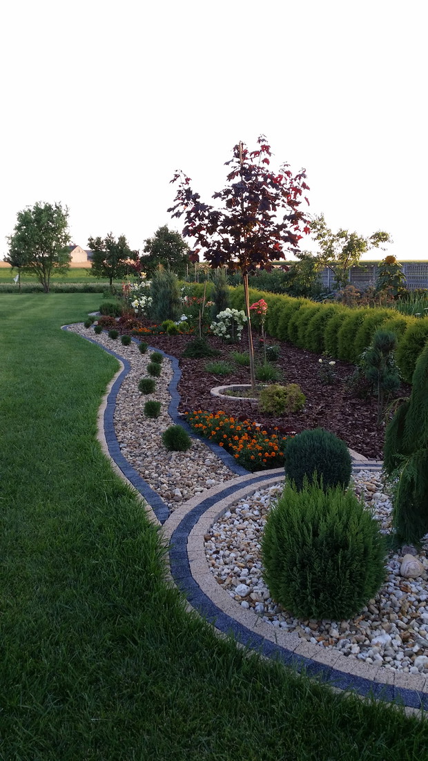 Tegoroczne dzieło - oddziela część rekreacyjną od warzywnika