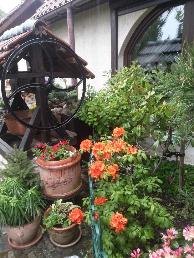 Wszystkie elementy małej architektury są z naturalnych materiałów i wykończone w stylu retro aby zachować styl ogrodu naturalnego.