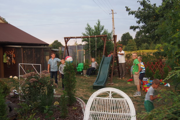 Zabawy dzieci w ogrodzie