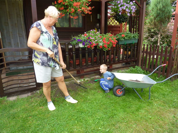 Babcia w ręku duże, wnuczek małe grabie.