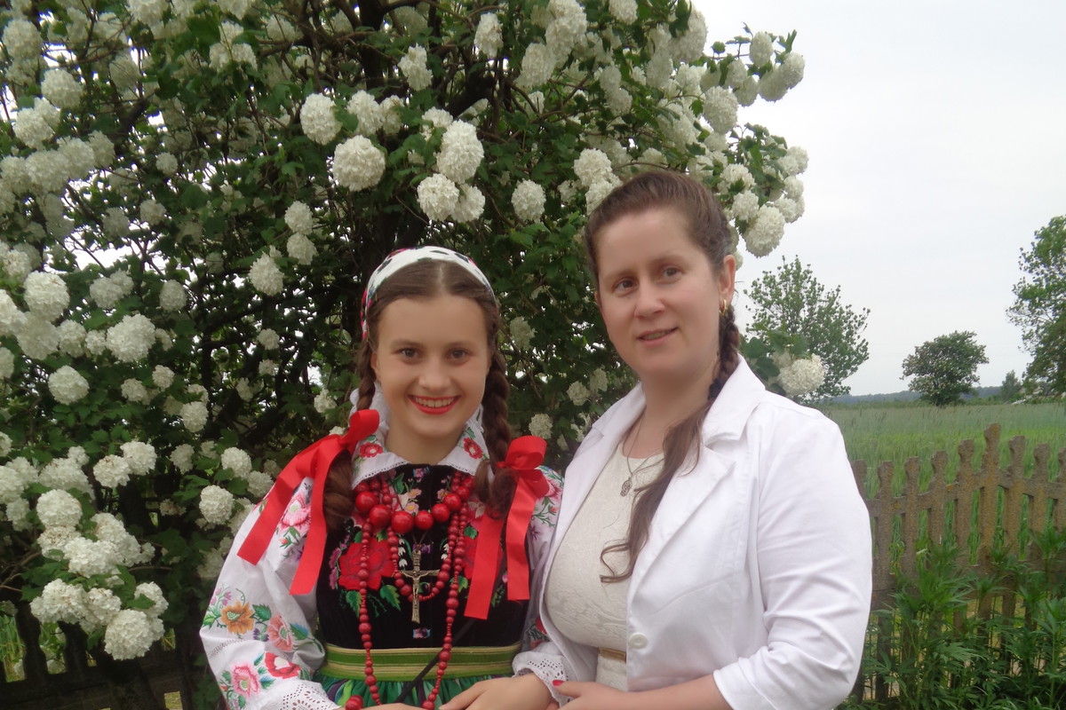 Córka Natalia w stroju regionalnym z siostrą Ewą pod przeszło 30-letnią kaliną .