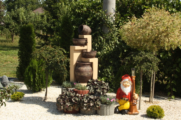 Fontanna dekoracyjna , ozdobne dzbany 