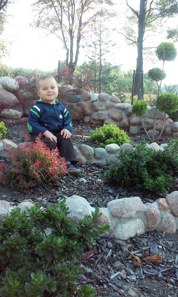 Jak mama nie widzi to z chęcią wchodzi na skalniaki i rozrabia :)