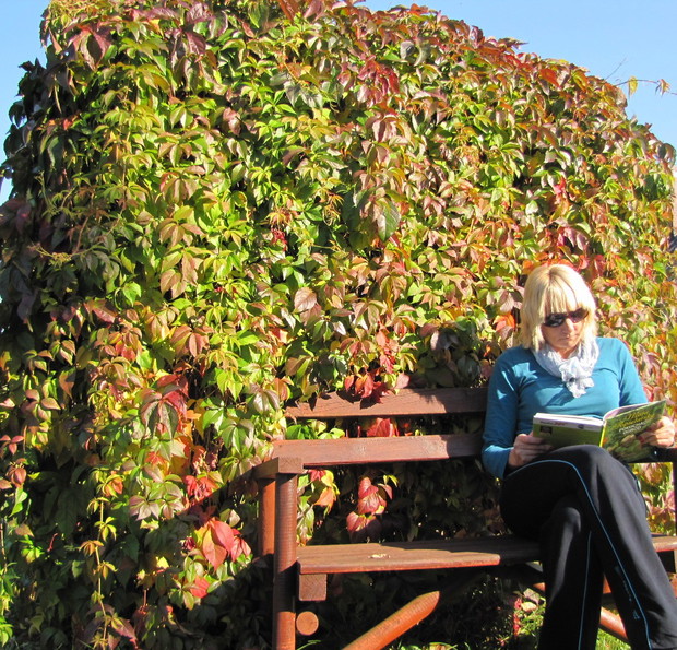 Kolejna pasja - czytanie w jesiennej scenerii, łapanie promyków słońca.