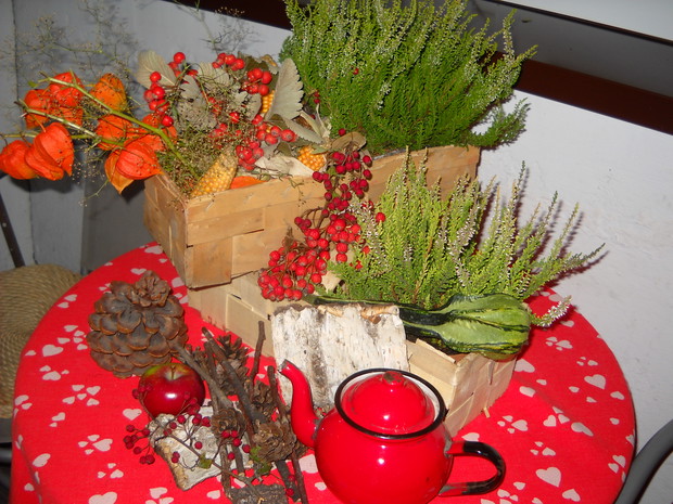 Kompozycja jesienna w koszyczkach po truskawkach.