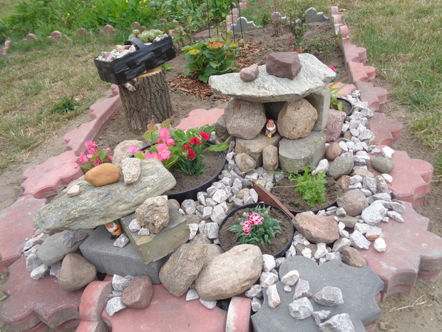 Małe skrzaty zadomowiły się na rabatach. 