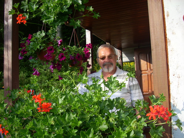 Mąż Michał na tarasie altanki