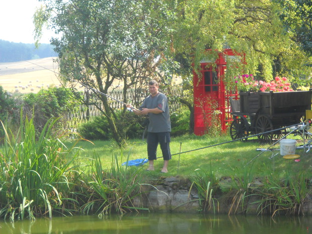Mąż Romek podczas łowienia ryb nad stawkiem.