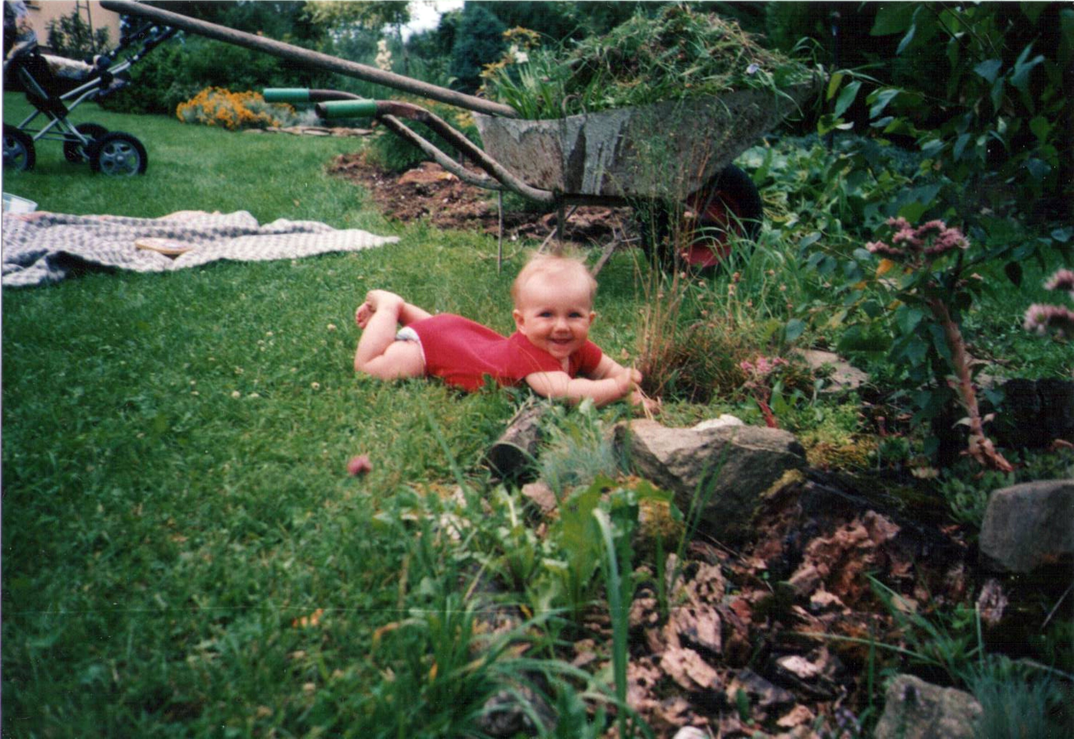 miłość do ogrodu wpajana od najmłodszych lat, 6 miesięczna córcia pomaga w plewieniu