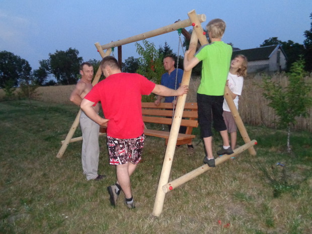 Montowanie huśtawki.