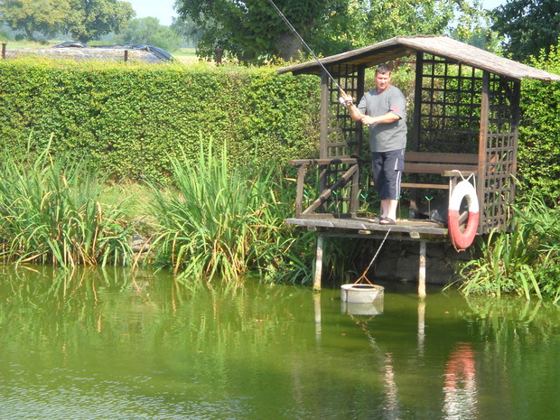 Na altance nad stawkiem.