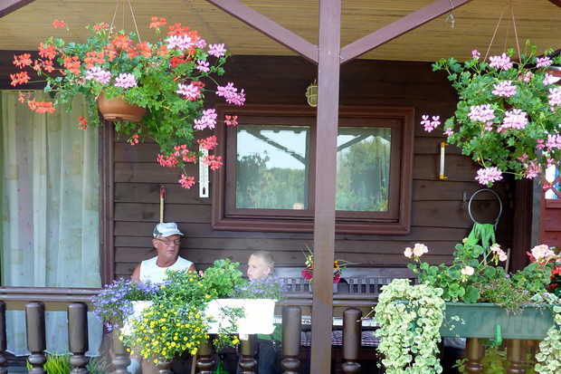 Nasz skromy domek. Mój mąż i wnuczek na werandzie.
