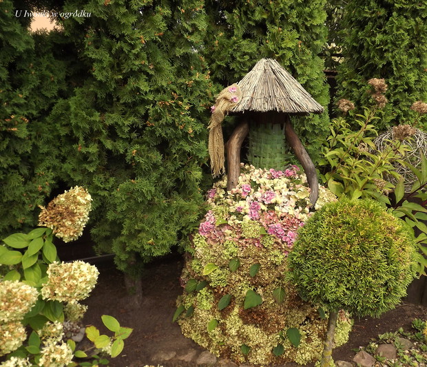Nierozpoznawalna w spódnicy z hortensji i bluzce z liści juki