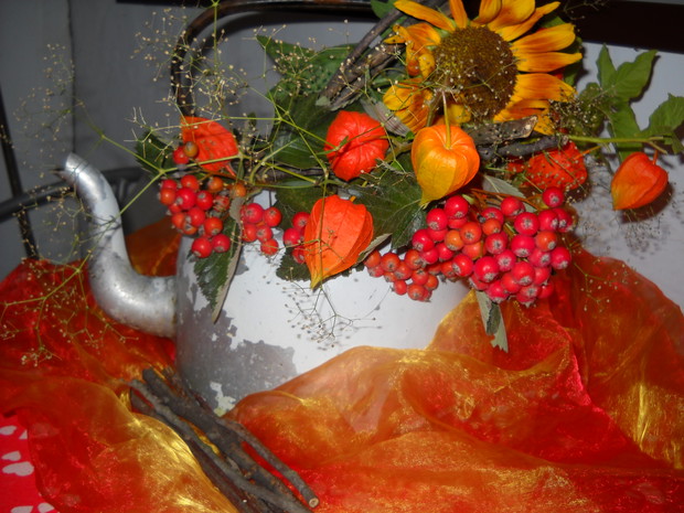 Odrobina jesieni w starym czajniku.