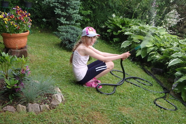 Paulinka lubi podlewać rośliny