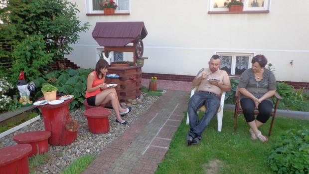 Posiłek na świeżym powietrzu. 