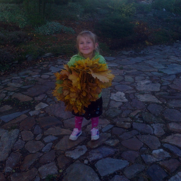 Poszła Ola na spacerek
Na słoneczko, na wiaterek                                                                                                                                  A tu lecą jej na głowę
Liście złote i brązowe
Myśli Ola - "Liści tyle
Zro