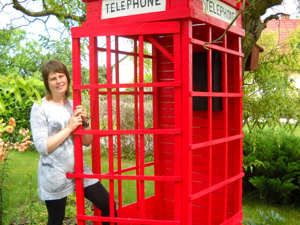 Przy Angielskiej budce telefonicznej.