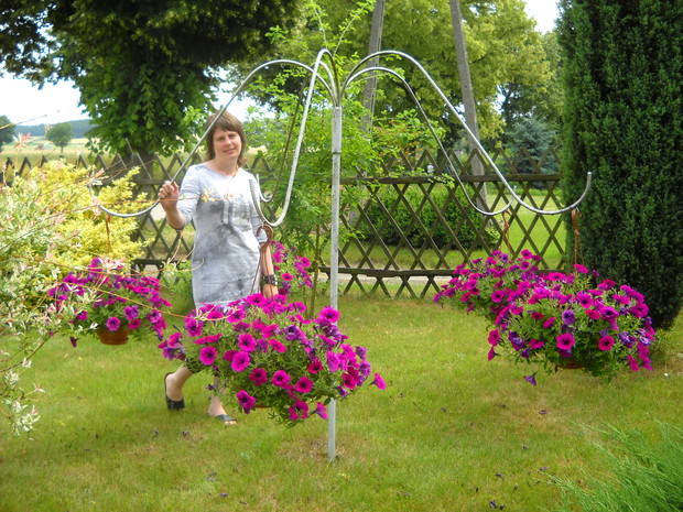 Przy kwietniku z surfiniami.