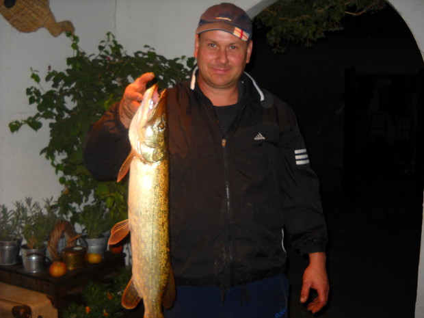 Romek ze swą zdobyczą.Efekt połowów w stawku.