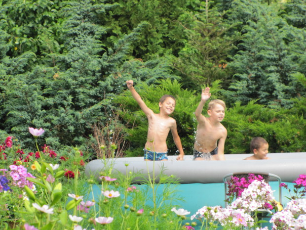 Siostrzeńcy na wakacjach w moim ogrodzie