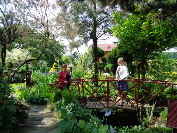 To tutaj chętnie na mostku spotykamy się delektując się zakątkami ogrodowymi.