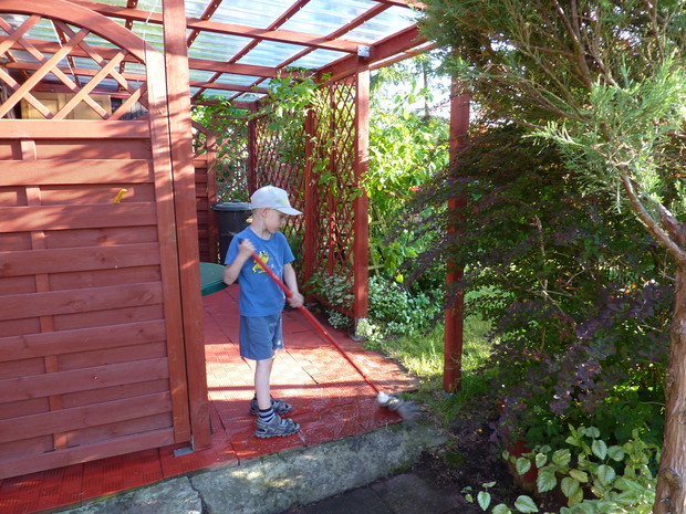 Wnuczek przy pracach porządkowych.