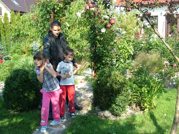 Wnuki zapraszające wujka do stołu