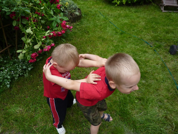 Wnukowie świetnie się bawią na łonie natury. 