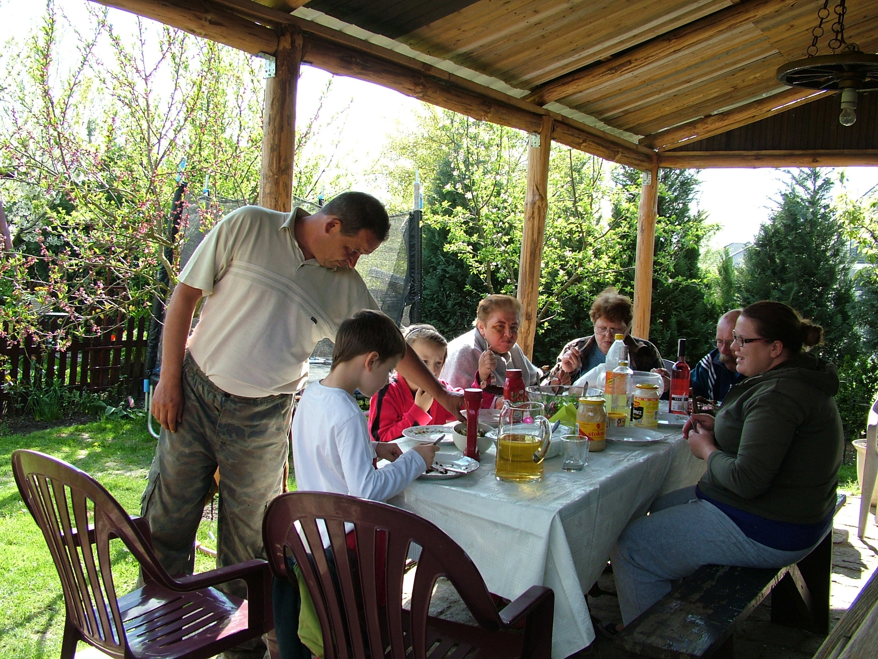 Wspólny posiłek w cieniu letniej altany