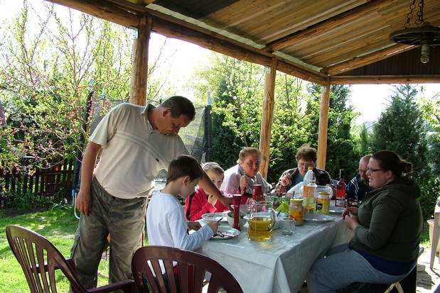 Wspólny posiłek w cieniu letniej altany