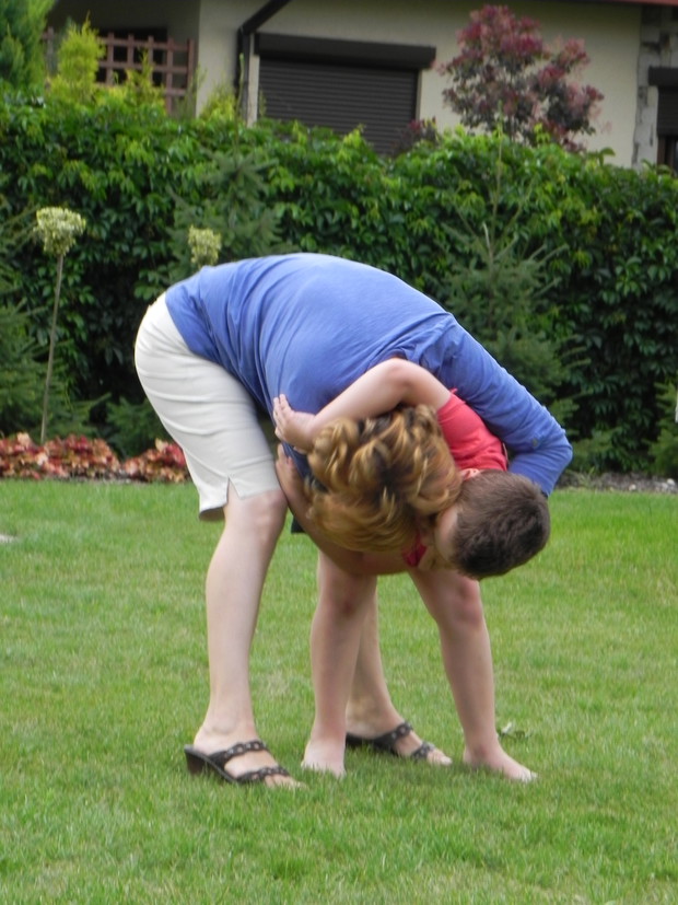 Zabawy siłowe ...- zapasy z ciocią :)